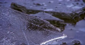 Eisfläche-Gewässer-Gefroren