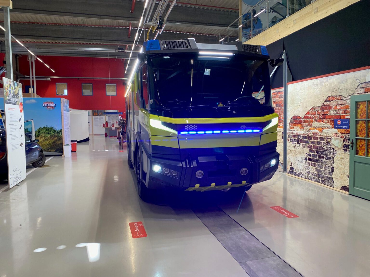 Augsburg: Der Rosenbauer CFT (Concept Fire Truck) in der Feuerwehrerlebniswelt  RADIO SCHWABEN