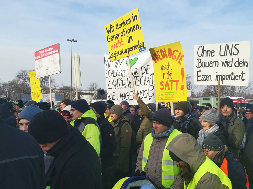 Augsburg: Bauern Setzen Proteste Fort – Mehr Als 1500 Traktoren In Der ...